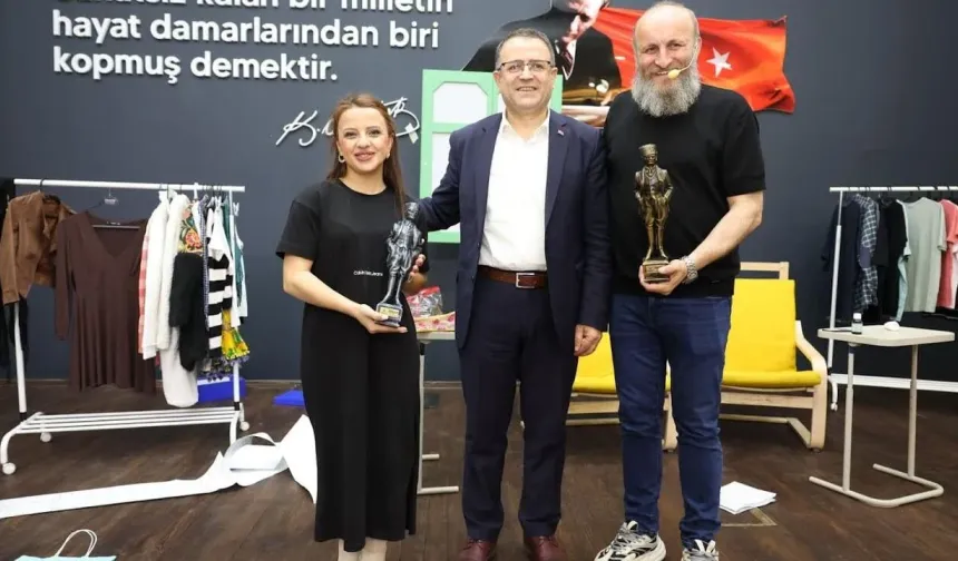 Derince’de Tiyatroseverlere Kahkahalı Gece