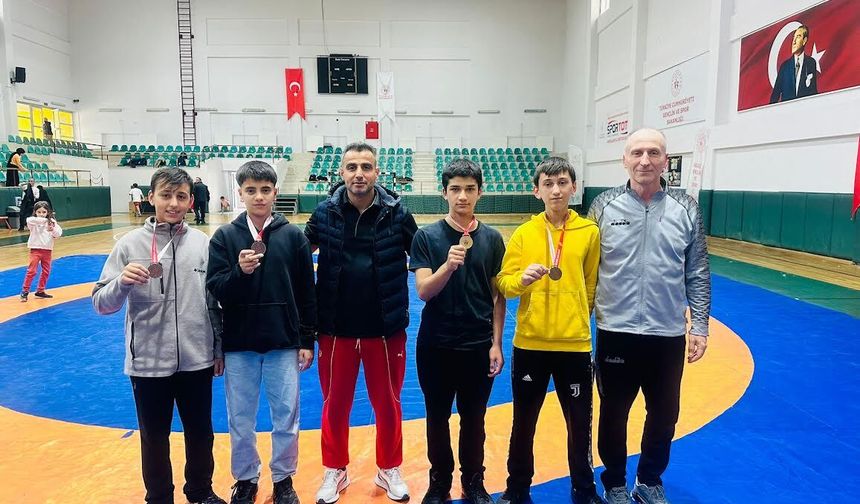 Körfezli Güreşçilerden İHO Oyunlarında Madalya Yağmuru