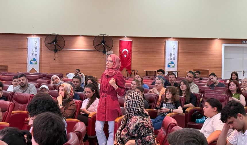 İzmit’te Gençlere Üretken Yapay Zeka Semineri Düzenlendi
