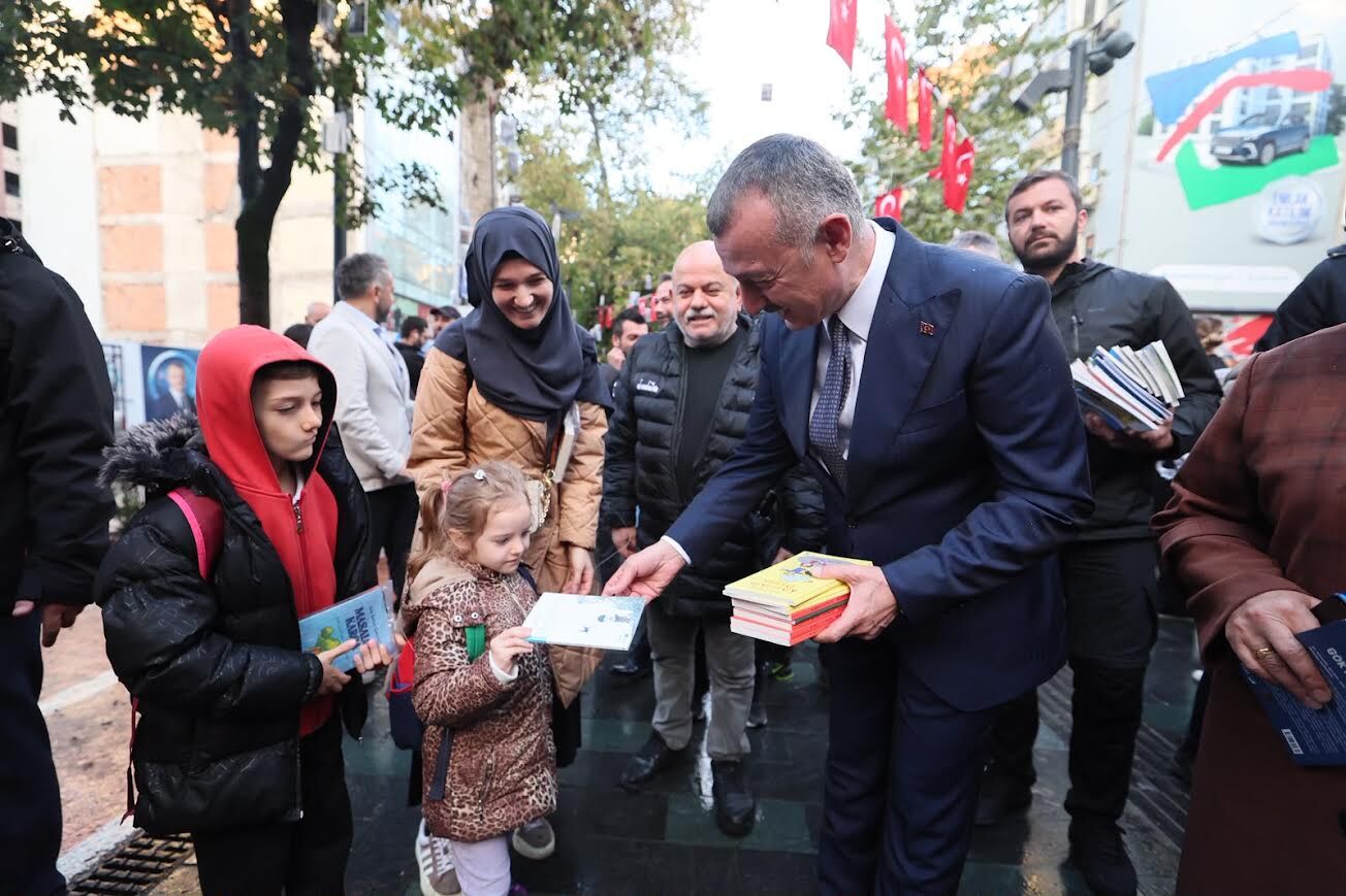 Çınarlardan Kitap Yağdı: 5 Bin Kitap Dakikalar İçinde Tükendi